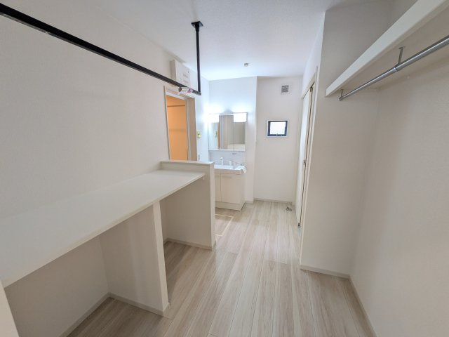 土浦市木田余　1期　新築戸建て　3号棟の独立洗面台|三面鏡の洗面化粧台はミラー扉の内側がすべて収納スペースになっており、収納力も魅力的です♪
ボックスティッシュも収納可能で、可変トレイは収納物に応じて高さ調整ができます！
取り外して洗えるので清潔です♪