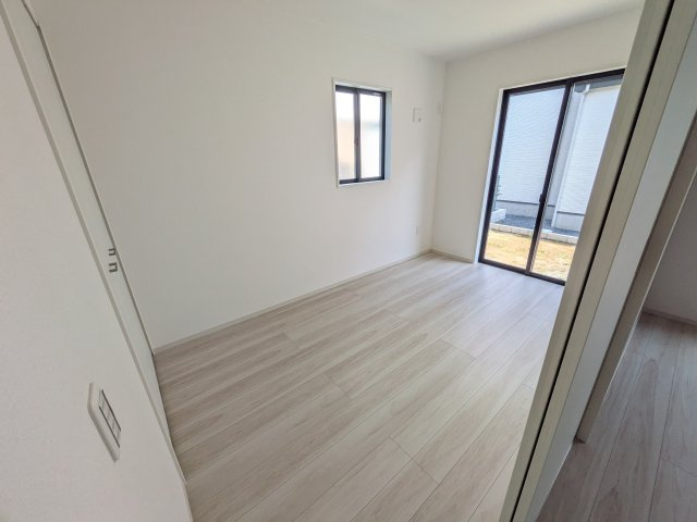 土浦市木田余　1期　新築戸建て　3号棟の洋室|リビングと繋がる多目的スペース。引き戸を開ければ広々LDK、閉じれば客間や書斎、お子様の遊び場に早変わりします。日当たりも良好です♪