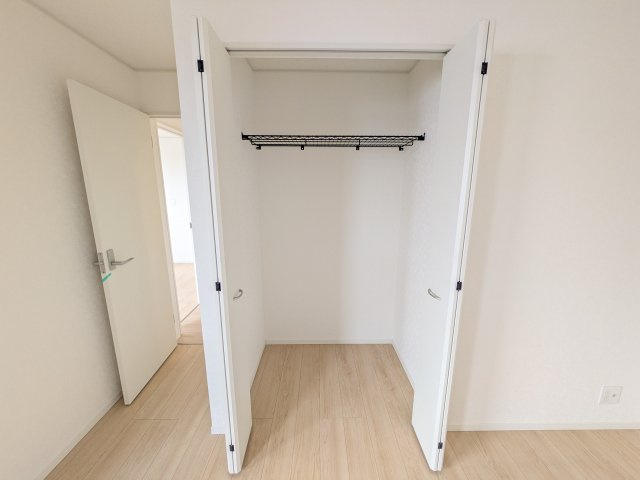 小美玉市羽鳥　第12　新築戸建て　1号棟の収納|大容量のクローゼットを完備。衣類から季節家電までスッキリ片付き、空間を有効活用できます。