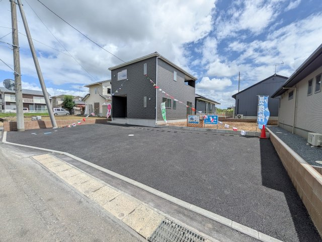 小美玉市羽鳥　第12　新築戸建て　1号棟の前面道路含む現地写真|写真だけでは伝わらない快適さを、ぜひ現地で体感しませんか？
即日見学可能です！平日のご案内も可能です♪
お気軽にお問合せまたはお電話ください！
0297-86-8370まで【リアライズ不動産】