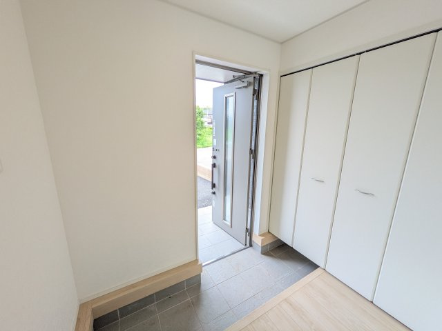 小美玉市羽鳥　第12　新築戸建て　1号棟の玄関|家族全員の靴がスッキリ片付く大容量シューズボックス完備。お客様を気持ちよく迎えられる、明るく清潔感あふれる玄関です。
