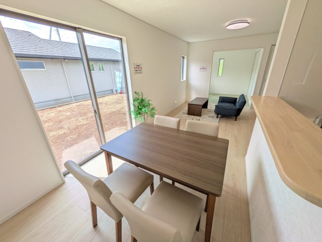 小美玉市羽鳥　第12　新築戸建て　1号棟の居間・リビング|家族の会話が自然と弾む、広々としたゆとりのLDK。南西向きの窓からたっぷりの光が射し込む明るく快適な空間です。