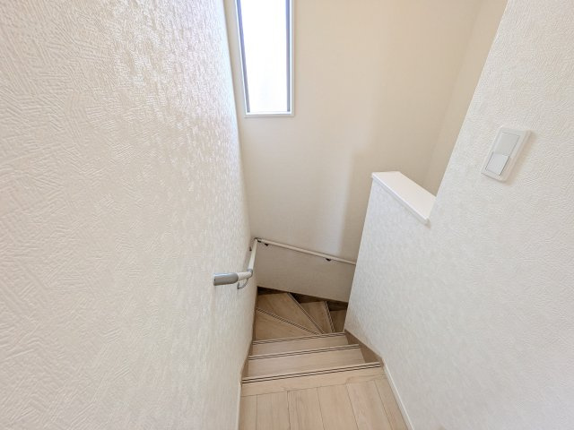 小美玉市羽鳥　第12　新築戸建て　1号棟の内装|窓付きで明るい階段は、手すり付きでお子様からご年配の方まで安心して上り下りができます♪