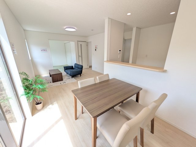 小美玉市羽鳥　第12　新築戸建て　1号棟の居間・リビング|居心地の良いデザインと機能性を両立。ご友人を招いたり、趣味を楽しんだり、様々なシーンで活躍する団らんの中心地です。