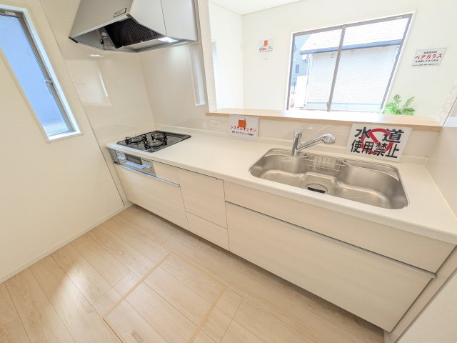 小美玉市羽鳥　第12　新築戸建て　1号棟のキッチン|対面式カウンターでリビングとの一体感を演出。使いやすい動線と豊富な収納で、毎日の料理時間も快適に過ごせます。