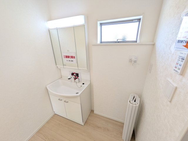 小美玉市羽鳥　第12　新築戸建て　1号棟の独立洗面台|三面鏡の洗面化粧台はミラー扉の内側がすべて収納スペースになっており、収納力も魅力的です♪
ボックスティッシュも収納可能で、可変トレイは収納物に応じて高さ調整ができます！
取り外して洗えるので清潔です♪