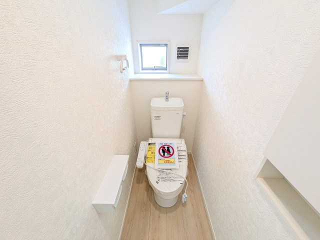 小美玉市羽鳥　第12　新築戸建て　1号棟のトイレ|少ない水でもパワフルに洗浄する節水設計。清潔さと機能性を両立させた、毎日気持ち良く使えるトイレ空間です。