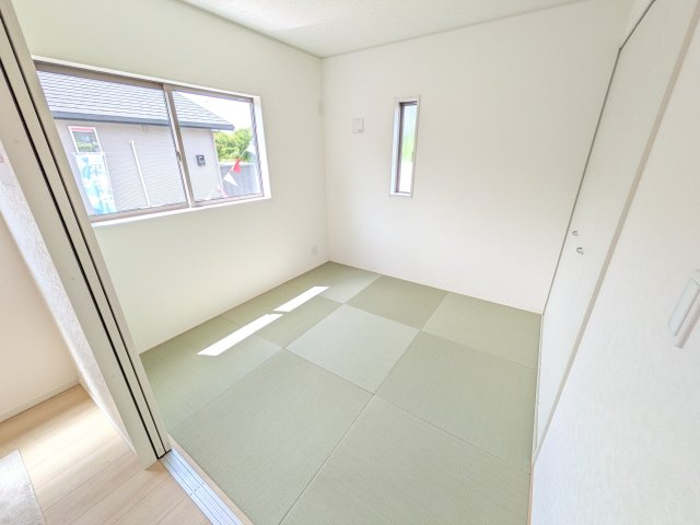 小美玉市羽鳥　第12　新築戸建て　1号棟の和室|琉球畳の和室は陽当たりも良く、落ち着ける空間です♪
リビングとの続き間になっているので、お子様の遊ぶスペースやお昼寝などにも使えます！
押し入れもあり収納にも困りません♪