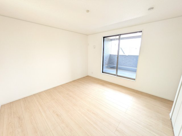 小美玉市羽鳥　第12　新築戸建て　1号棟の洋室|バルコニーに面した明るい２面採光で、毎朝爽やかな光を感じられます。