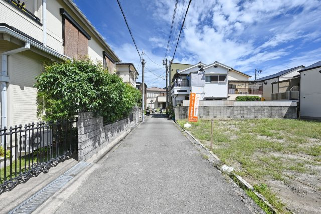 尼崎市上ノ島町2丁目建築条件無し売土地の外観|前面道路は西側に約4ｍ幅です。交通量も少なく、駐車の際や通学の際にも安心です。