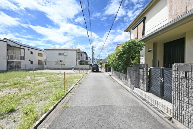 尼崎市上ノ島町2丁目建築条件無し売土地の前面道路含む現地写真|前面道路は西側に約4ｍ幅です。交通量も少なく、駐車の際や通学の際にも安心です。