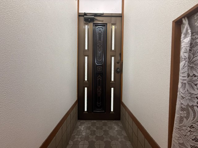 東住吉区住道矢田８丁目の玄関|重厚感のある玄関ドアを採用。住まいの入口として落ち着いた印象を与えてくれます♪