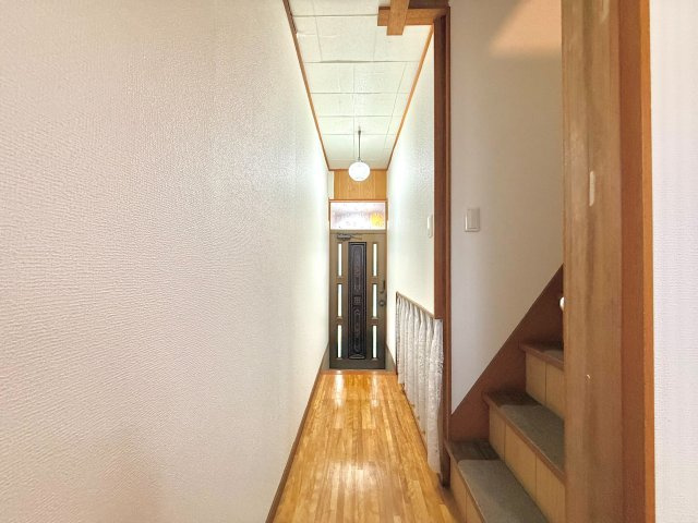 東住吉区住道矢田８丁目の玄関|奥行きのある廊下で、玄関から室内までゆとりを感じられます。木目調の床があたたかい雰囲気です◎
