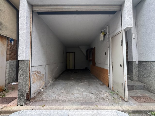 東住吉区住道矢田８丁目の駐車場|建物1階部分の車庫スペース。雨の日の乗り降りや荷物の出し入れもしやすく、自転車置き場としても活用できます♪