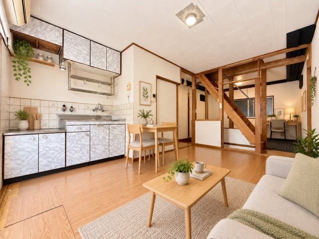 東住吉区住道矢田８丁目の居間・リビング|キッチンと居室がつながる使いやすいLDK。木目調の床が室内にあたたかみを感じさせます♪※本画像はCGで作成しており、実際に現地に家具は置かれておりません。また価格に家具は含まれておりません。
