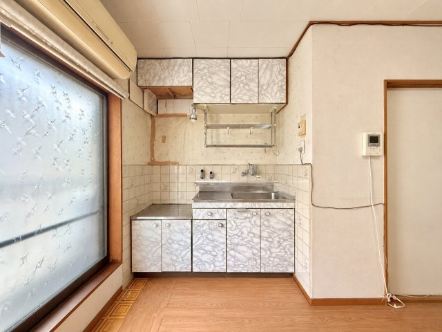 東住吉区住道矢田８丁目のキッチン|窓付きのキッチンで、調理中の換気もしやすいです。収納棚もあり、日用品を整理しやすいシステムキッチンとなっております♪