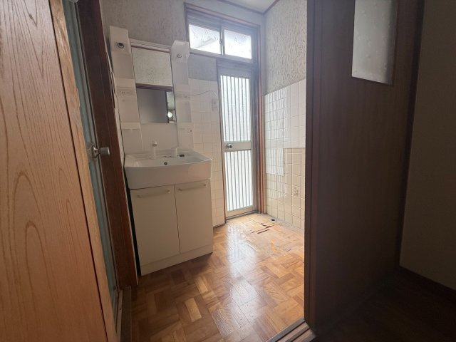 東住吉区住道矢田８丁目の独立洗面台|洗面室に勝手口があり、外への出入りや換気にも便利な空間です♪