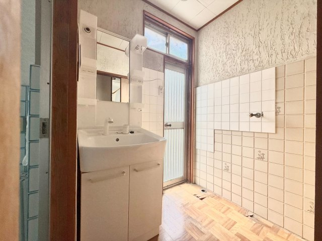 東住吉区住道矢田８丁目の独立洗面台|洗面室に勝手口があり、外への出入りや換気にも便利な空間です♪