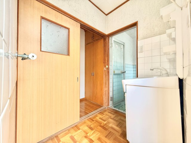東住吉区住道矢田８丁目の独立洗面台|独立洗面台付き。窓から光が入り、明るさを感じられる洗面スペースです。