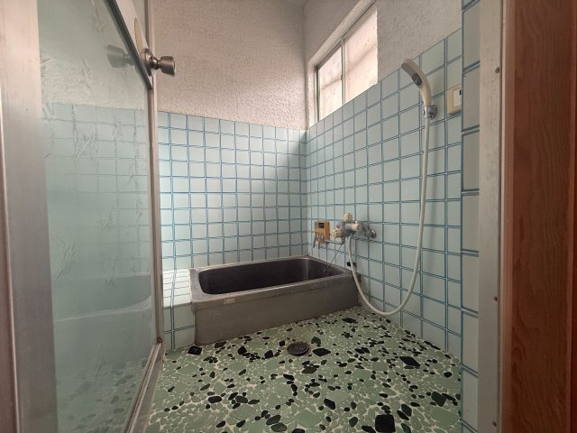 東住吉区住道矢田８丁目の浴室|窓付きで、自然換気がしやすいのが魅力です。日々のお手入れもしやすいシンプルな浴室です。