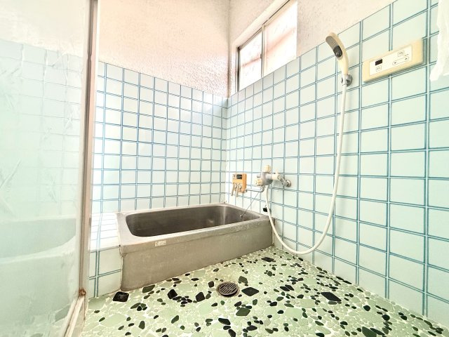 東住吉区住道矢田８丁目の浴室|窓付きで、自然換気がしやすいのが魅力です。日々のお手入れもしやすいシンプルな浴室です。