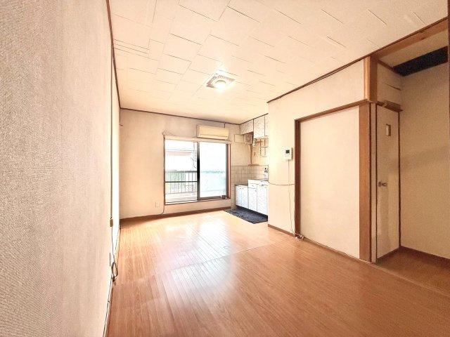 東住吉区住道矢田８丁目の居間・リビング|家具の配置がしやすいシンプルな洋室。窓から光が入り、明るさを感じられるお部屋です♪