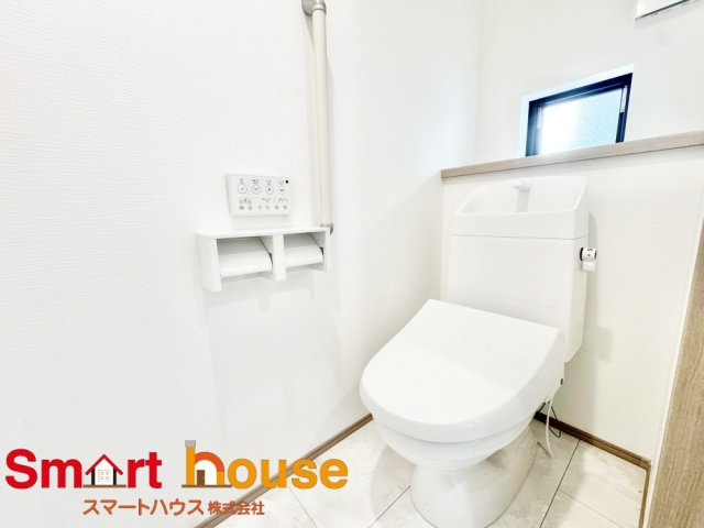 藤沢市大庭　新築3棟のトイレ|節水型でエコなトイレには今では当たり前のウォシュレット付き。換気機能も着いているので常に快適ですね♪