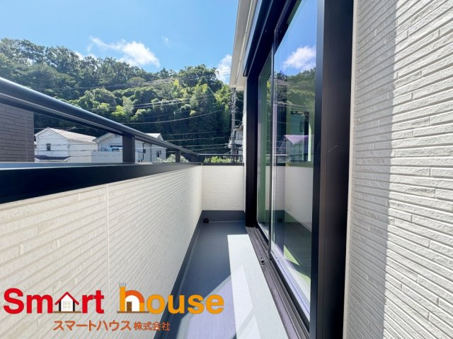 藤沢市大庭　新築3棟の展望|開放的なバルコニーは見晴らしもよく、太陽の温かな温もりをめいっぱい受け止めてくれます。太陽の光と爽やかな風を受けたお洗濯物はあっという間に乾き、取りこむ時には太陽の匂いを感じられそうですね。
