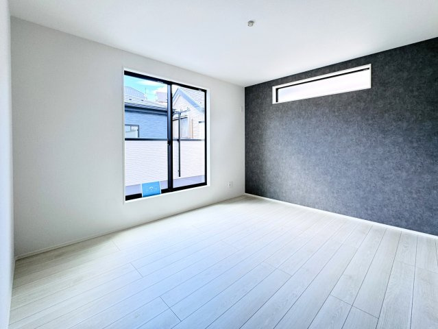 市川市曽谷４丁目新築戸建（曽谷16期）の寝室|7.25帖寝室・アクセントクロス・南側バルコニー前の明るいお部屋です♪