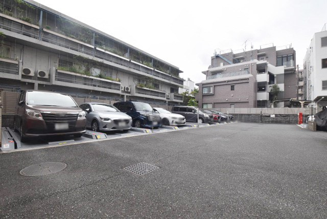 【駐車場】 | 藤和シティホームズ小竹向原 | マンションの駐車場スペース。空きの有無や駐車料金、サイズ規定などについては、改めてお問い合わせください。～即日のご見学可能～　お問合せはお気軽にどうぞ。