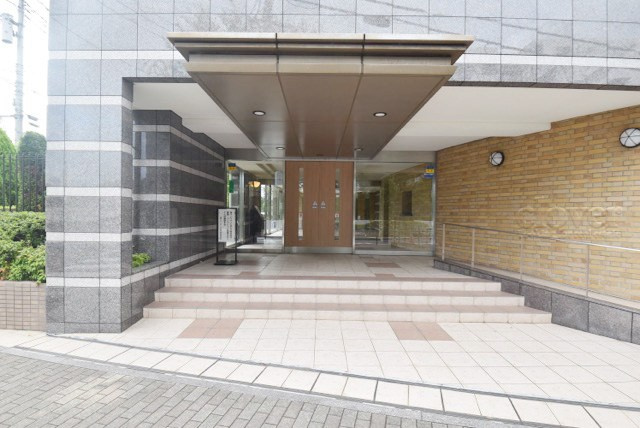 【エントランス】 | 藤和シティホームズ小竹向原 | オートロックを備えた、マンションのエントランス。やはりセキュリティの観点は欠かすことができません。皆様を“安全”に送り出し、出迎えてくれます。～即日のご見学可能～　お問合せはお気軽にどうぞ。