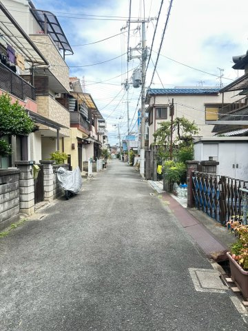 四条畷市二丁通町の前面道路含む現地写真