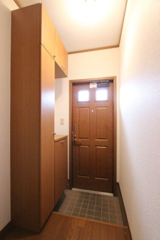 フィールド裕B棟の玄関|参考写真です。現況優先。