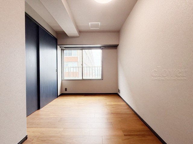 【子供部屋】 | 五反田ガーデンハイツ | 洋室1　窓から明るい光が差し込む洋室。ベッドを置いて個人居室にする場合は、多くの時間を過ごすことになる空間です。使い勝手や落ち着きを想像してください。～即日のご見学可能～　お問合せはお気軽にどうぞ。