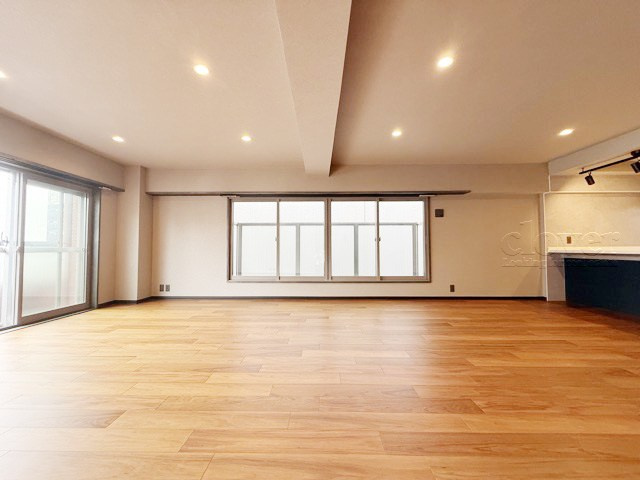 【居間・リビング】 | 五反田ガーデンハイツ | 広くスペースをとってあるLDK。この空間に、どのように家具を配置していくのかを考えるのが、住宅購入時のなによりの楽しみです。～即日のご見学可能～　お問合せはお気軽にどうぞ。