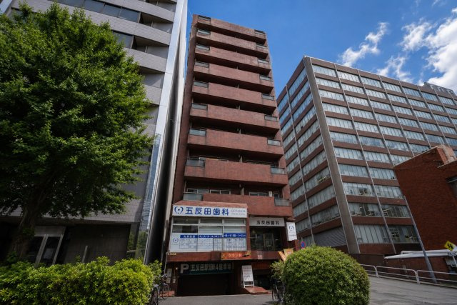 【外観】 | 五反田ガーデンハイツ | 青空によく映える建物です。手入れの行き届いた外壁やマンション正面エントランスなど、綺麗な姿をぜひ一度、現地にてご覧ください。～即日のご見学可能～　お問合せはお気軽にどうぞ。