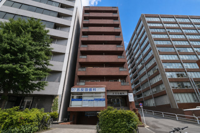 【外観】 | 五反田ガーデンハイツ | 手入れの行き届いた外壁やエントランスなど、「見ればわかる」レベルで清潔感を保ったマンションです。築年数を感じさせない姿で皆様をお出迎えします。～即日のご見学可能～　お問合せはお気軽にどうぞ。