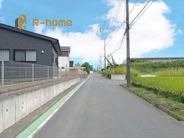 稲敷郡阿見町阿見第7　新築戸建て　1号棟の前面道路含む現地写真|周辺環境も併せて案内致します♪
閑静な住宅地で笑顔あふれる新生活！
ぜひ現地へお越しください♪