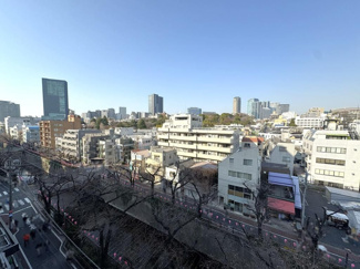 【外観】 | 青葉台フラワーマンション | 流行に左右されず、将来にわたって価値が継続する「上質」な佇まい。おしゃれな雰囲気や自然の潤い、親しみやすさといった個性が街に新たな価値をもたらしています。