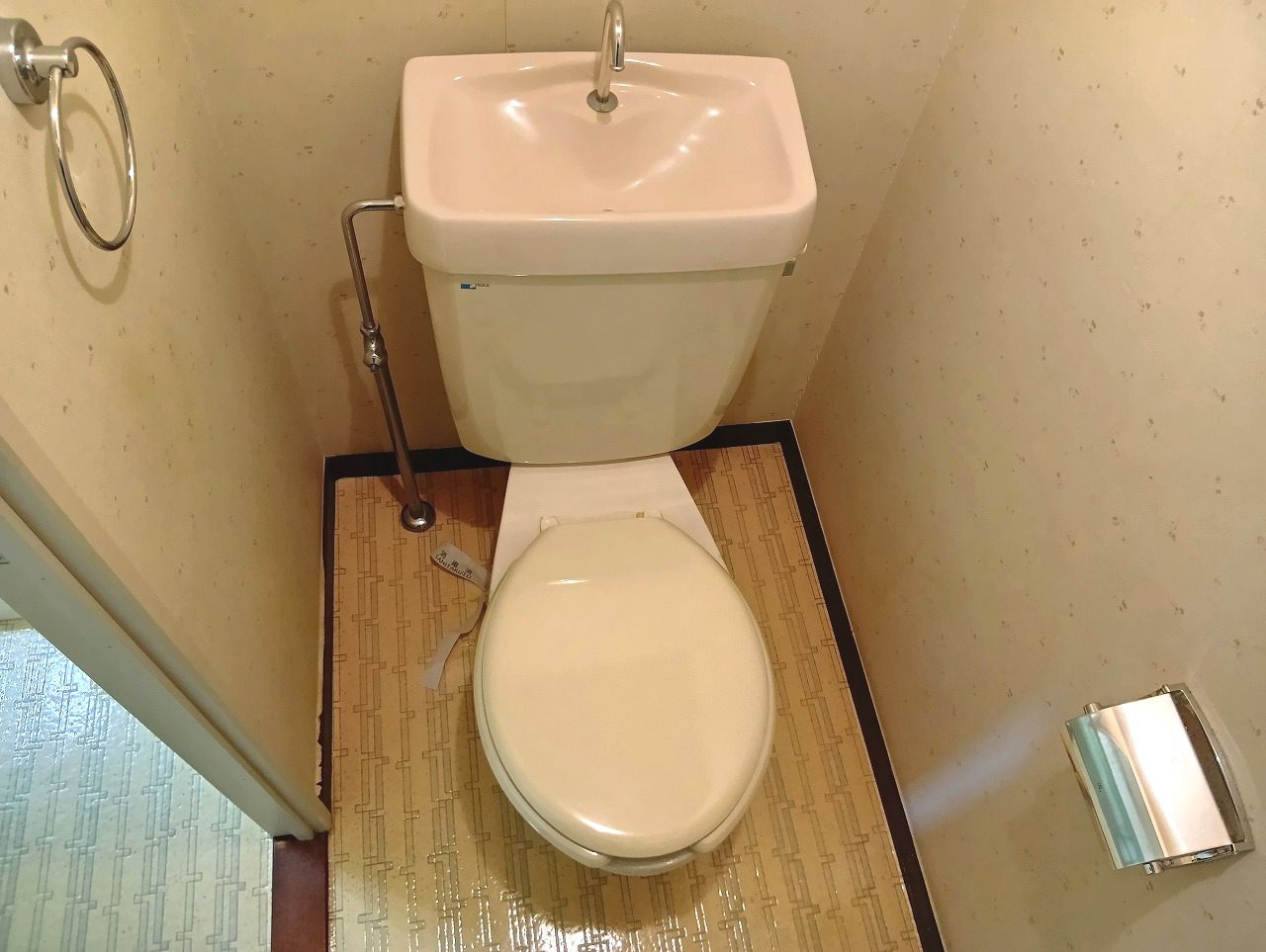 福井ハイツのトイレ|落ち着いた色調のトイレです