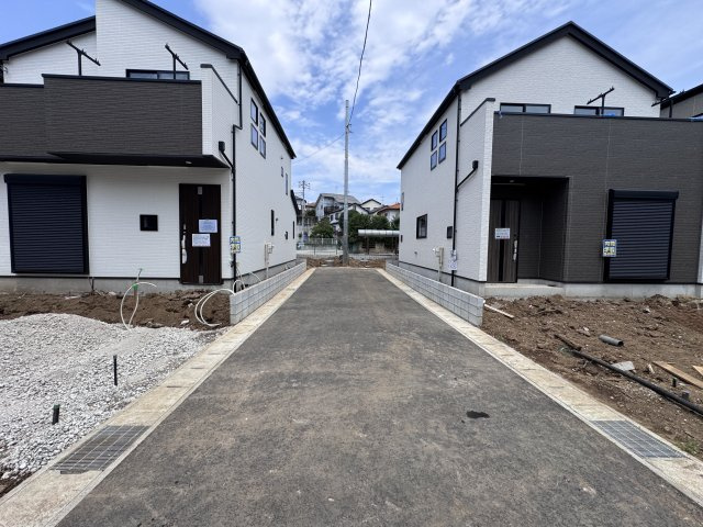 市川市曽谷４丁目新築戸建（曽谷16期）の前面道路含む現地写真|中央開発道路・幅員約5ｍ