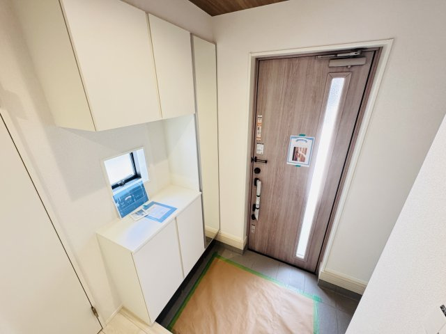 市川市曽谷４丁目新築戸建（曽谷16期）の玄関|玄関ホール・ミラー付きシューズボックス