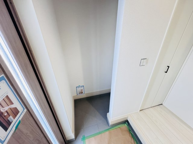 市川市曽谷４丁目新築戸建（曽谷16期）の玄関|玄関ホール横・シューズインクローク