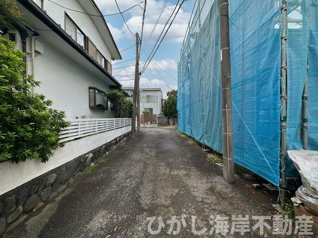 茅ヶ崎市常盤町　新築戸建　全3棟の前面道路含む現地写真|9月10日撮影　建築中　現地外観