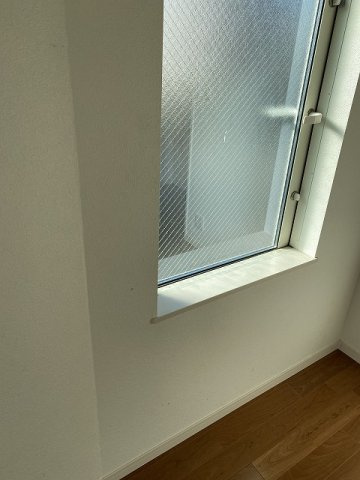 角部屋なので側面にも窓がございます♪