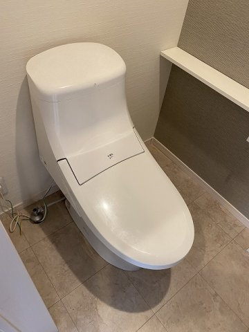 温水洗浄便座付きのトイレです。棚付きです♪