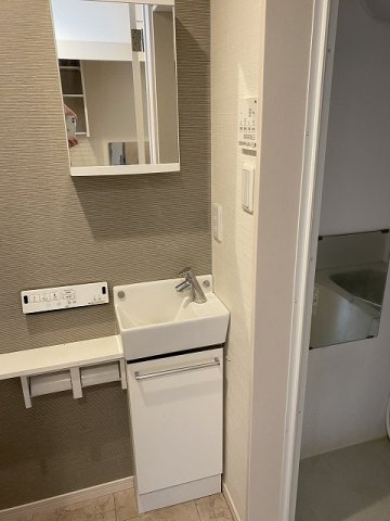 独立洗面台には鏡付きの収納がございます♪