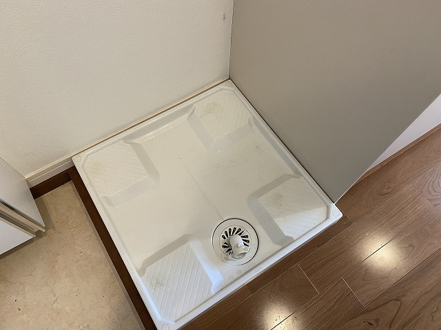 キッチンの脇に洗濯機置き場がございます♪