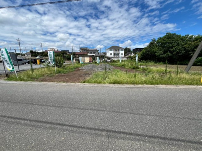 【前面道路含む現地写真】 | 【寄居町富田第9期　現地外観】
※令和８年8月時点