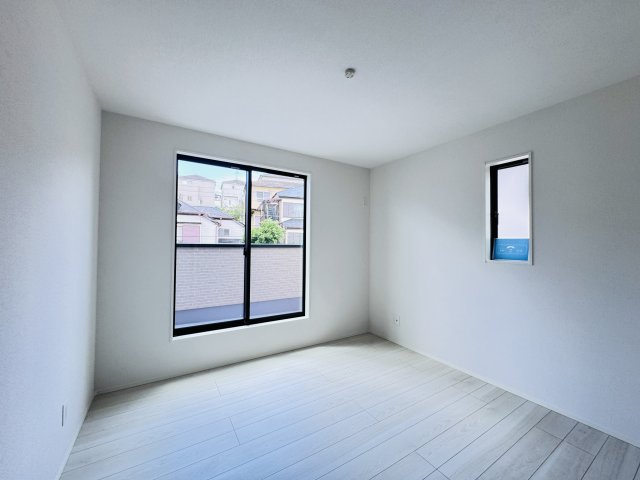 市川市曽谷４丁目新築戸建（曽谷16期）の子供部屋|6.12帖洋室・南側バルコニー前の明るいお部屋です♪